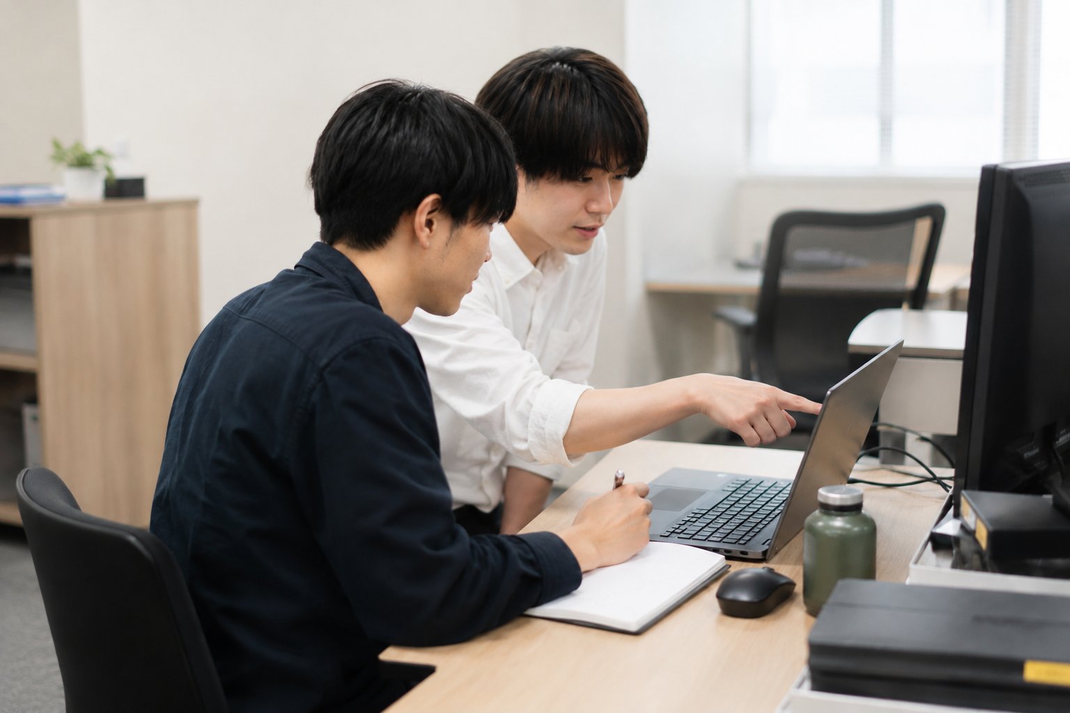 少人数でパソコンを使いながら研修を受ける様子